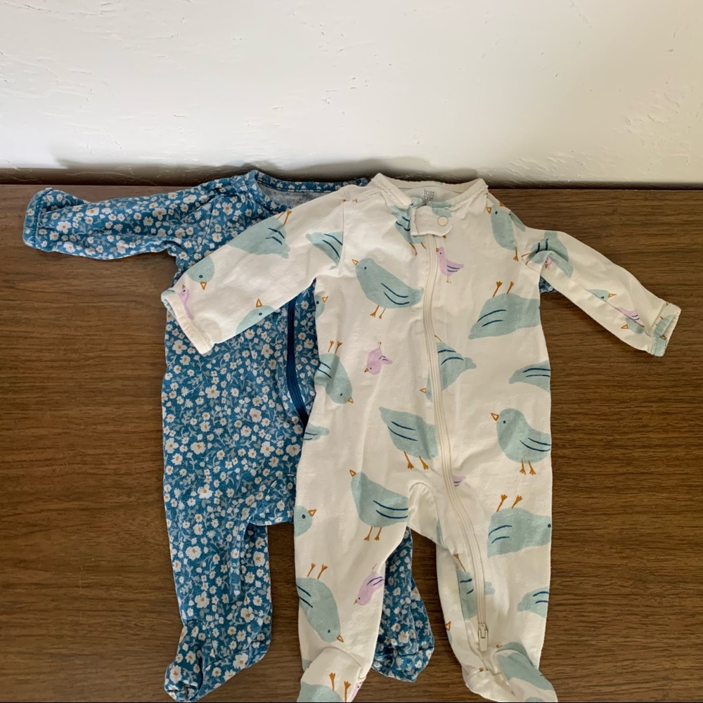 Carter’s baby girl 0-3 mo footed pajamas set